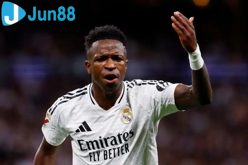 Vinicius vẫn được HLV Xabi Alonso bảo vệ (Ảnh: AS) Vinicius vẫn được HLV Xabi Alonso bảo vệ (Ảnh: AS)